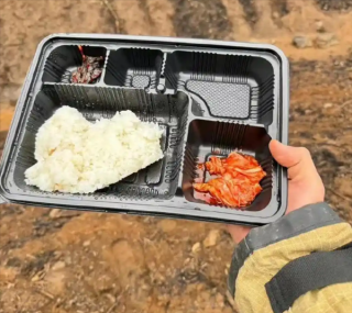 韩国残运会盒饭仅含泡菜引发争议，连片肉都舍不得提供？