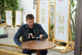 五一假期支付宝成最火热支付方式，老外称赞中国支付体系惊艳亮相