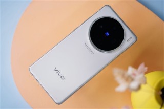 新一代全能旗舰vivo X200S曝光，直屏设计搭配无线充电与超声波指纹技术