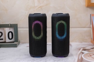 户外旅行神器，音质炸裂、续航超久、防水防尘并带氛围灯，旅行必备装备！