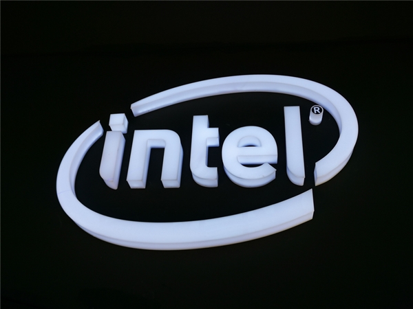 安迪·葛洛夫之后Intel再无能人 特朗普：前政府断送了美国芯片产业