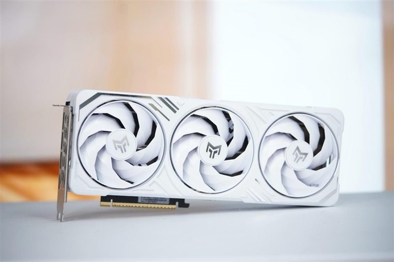 影驰RTX 5070 Ti金属大师白金版OC评测：全新设计 颜值也追上性能和做工