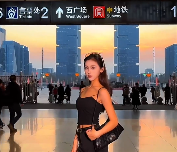 神似电影场景 郑州东站成新晋打卡地：女网红集体走秀
