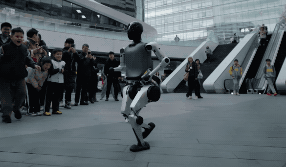 国产人形机器人惊艳全球，连续空翻创纪录，量产价格亲民至3.99万起售  第2张