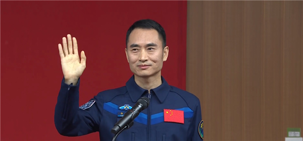 中国航天员大队长、副大队长一同飞天：地球的工作咋办