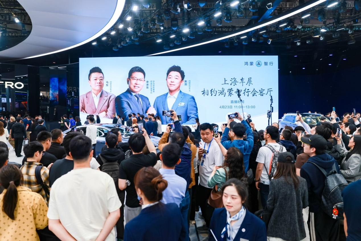 尊界S800亮相上海车展，马东、黄渤体验后赞不绝口，抢先体验不下来了！