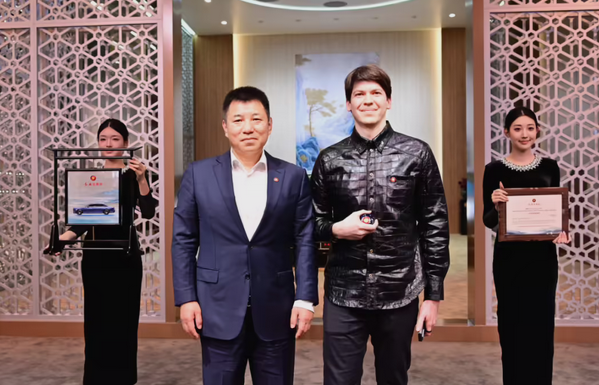 红旗金葵花首辆千万级定制国礼车型交付：车主是个外国人