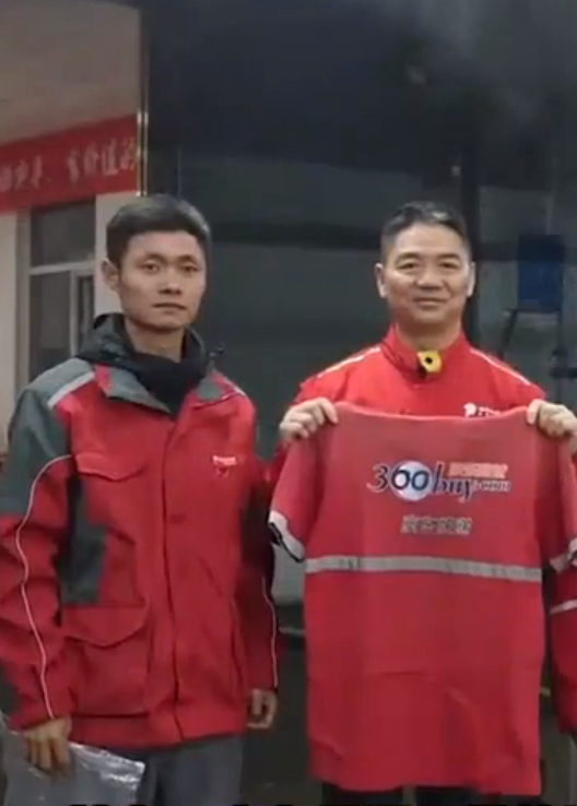 赠刘强东工服“百万富翁”快递员自曝：我拿到京东初创股票 儿子座驾是奥迪A6