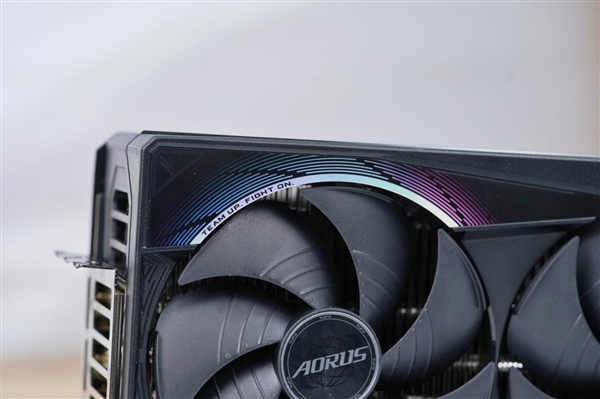 超级雕来了！技嘉AORUS RTX 5070 Ti MASTER 16GB显卡图赏