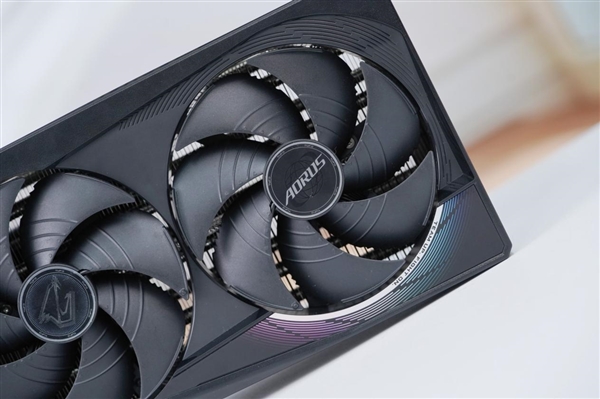 超级雕来了！技嘉AORUS RTX 5070 Ti MASTER 16GB显卡图赏