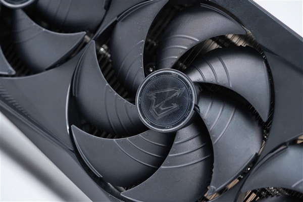 超级雕来了！技嘉AORUS RTX 5070 Ti MASTER 16GB显卡图赏