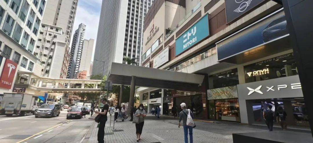 小鹏汽车与特斯拉，皇后大道东的巅峰对决