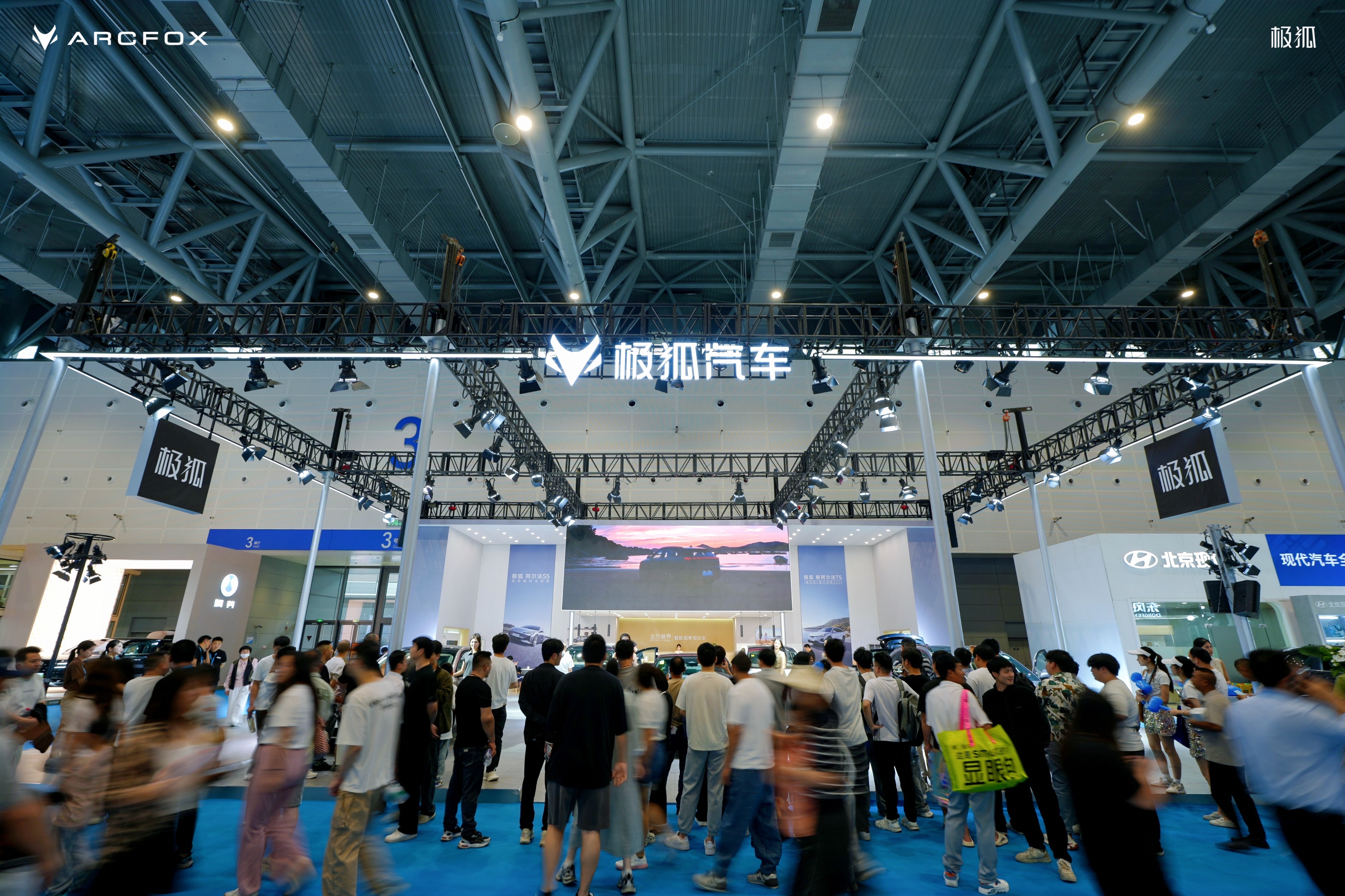 极狐新阿尔法S5，11万级超值纯电轿跑，实惠与赠礼并行