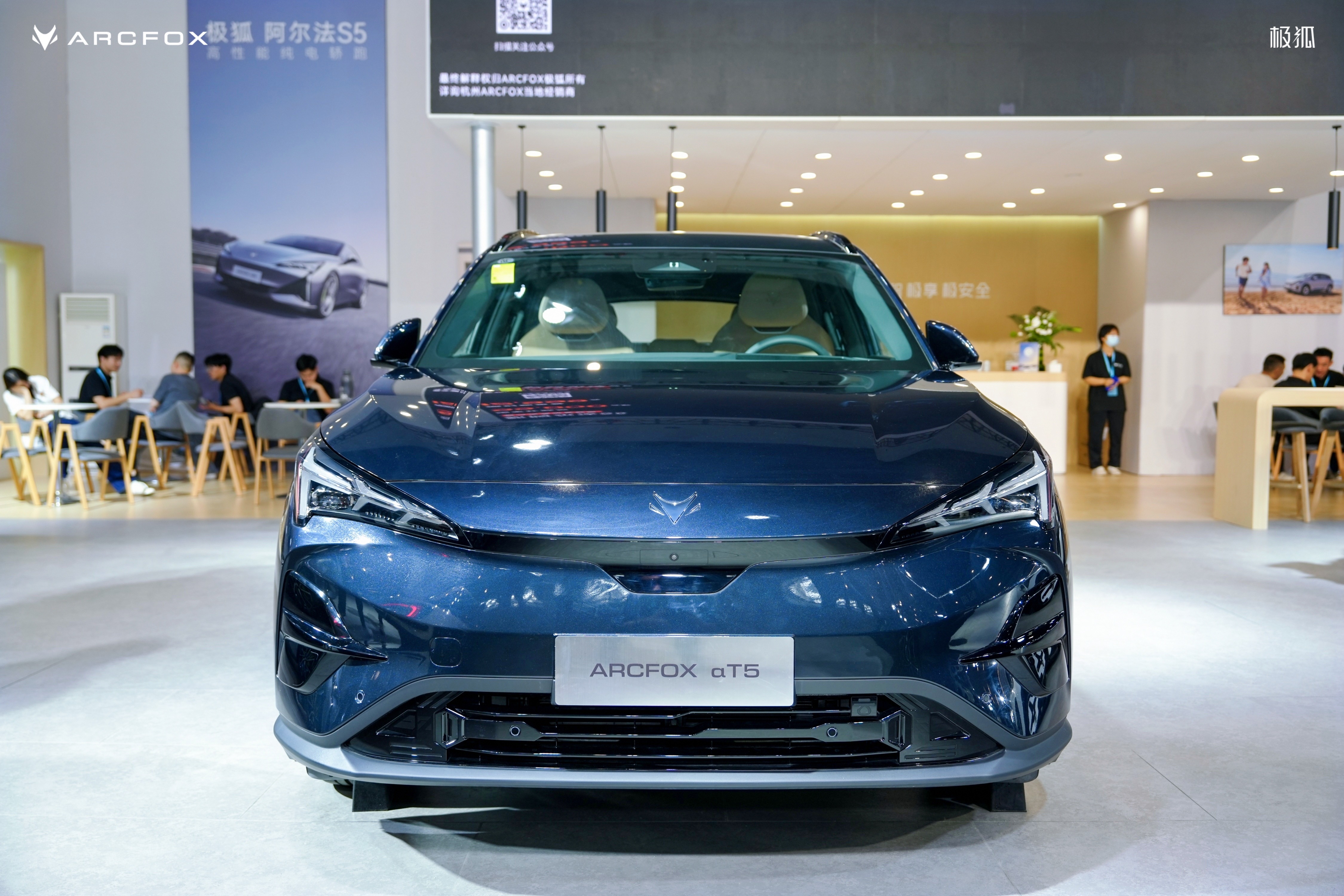 极狐新阿尔法S5，11万级超值纯电轿跑，实惠与赠礼并行