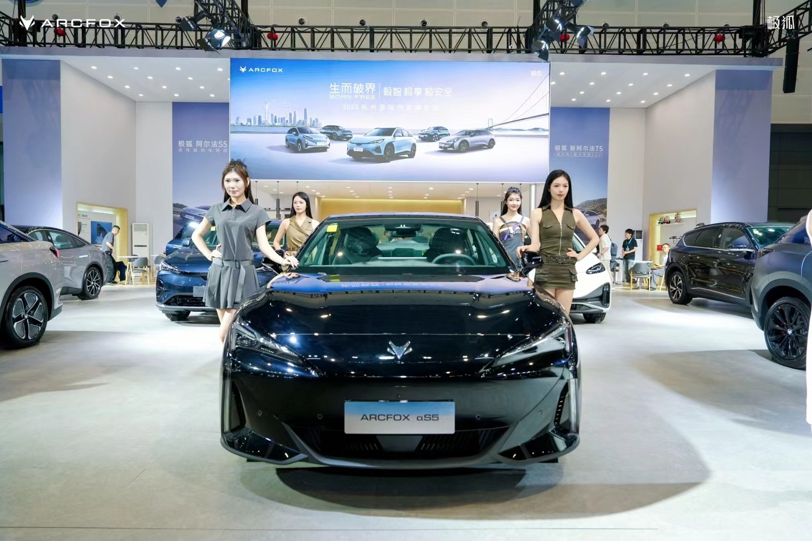 极狐新阿尔法S5，11万级超值纯电轿跑，实惠与赠礼并行