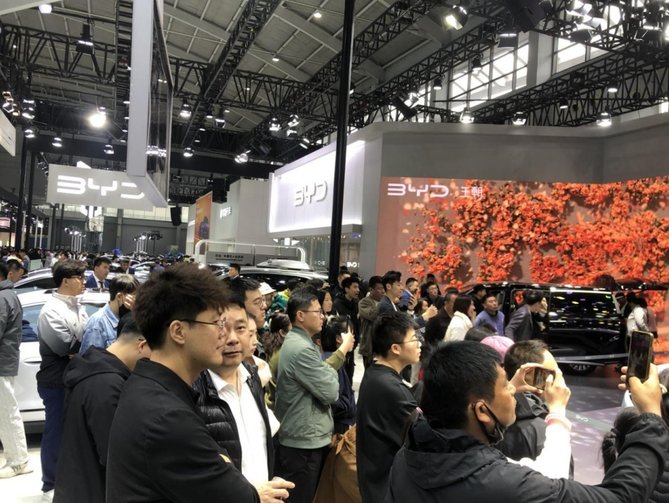 比亚迪汉L沈阳国际车展惊艳亮相，兆瓦闪充油电同速，震撼上市