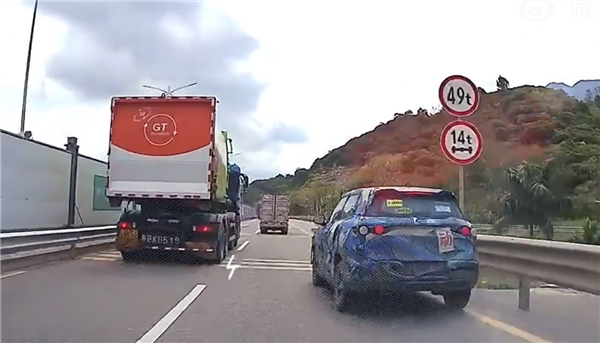某车企测试车辆追尾小货车：直接将其怼翻在地