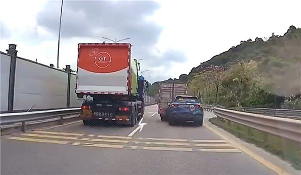 某车企测试车辆追尾小货车：直接将其怼翻在地