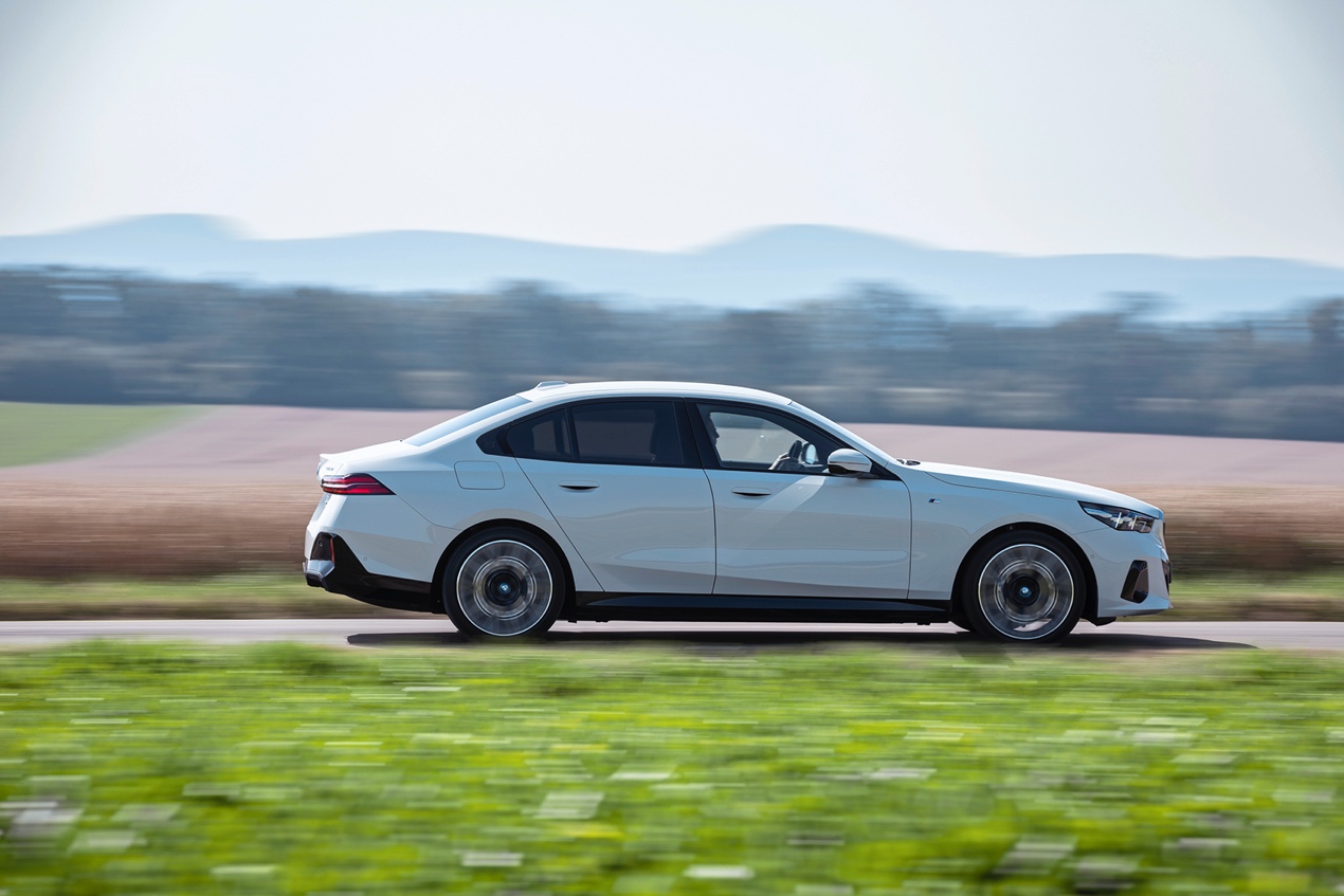 电动清洁时代先锋，BMW i5、Lucid Air与蔚来ET7对比概览